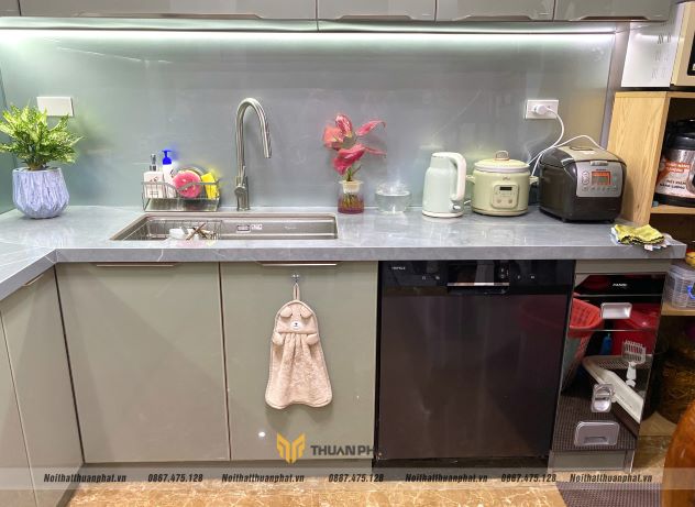 Tủ Bếp Inox Cánh Kính Màu Đặc Biệt Nhà Chị Yến - Trương Định